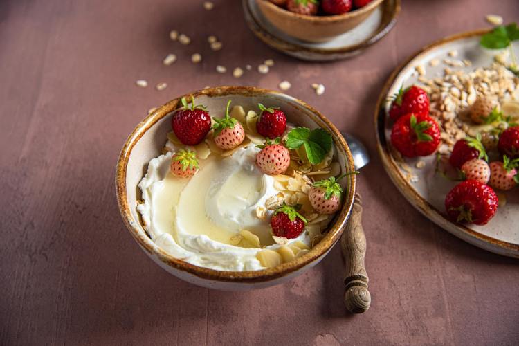 Greek Frozen Yogurt with Strawberries - Frozen Yogurt Recipe