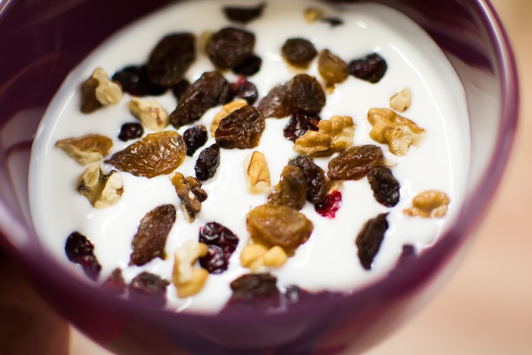 Vanilla Yogurt with Raisins and Walnuts - Yogurt Recipe